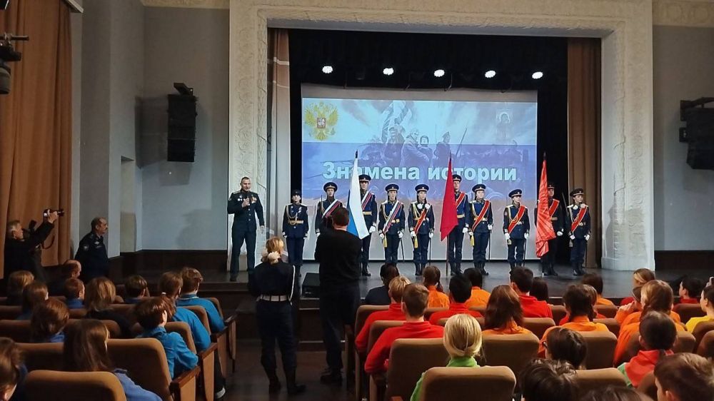 30 ноября курсанты военно-патриотического клуба «Родная гавань» МБОУ «Школа-лицей №3» города Симферополя приняли участие в торжественной церемонии «Три Знамени в истории России» в Международном детском центре «Артек» 30 ноября курсанты военно-патриотического клуба «Родная гавань» МБОУ «Школа-лицей №3» города Симферополя приняли участие в торжественной церемонии «Три Знамени в истории России» в Международном детском центре «Артек»