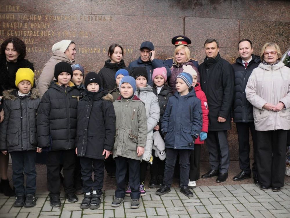 Память живёт. В День Неизвестного Солдата на Холме Славы в Ялте традиционно прошло памятное мероприятие. Отдать дань уважения российским и советским воинам, которые погибли в боях за Родину или пропали без вести, собрались... Память живёт. В День Неизвестного Солдата на Холме Славы в Ялте традиционно прошло памятное мероприятие. Отдать дань уважения российским и советским воинам, которые погибли в боях за Родину или пропали без вести, собрались...