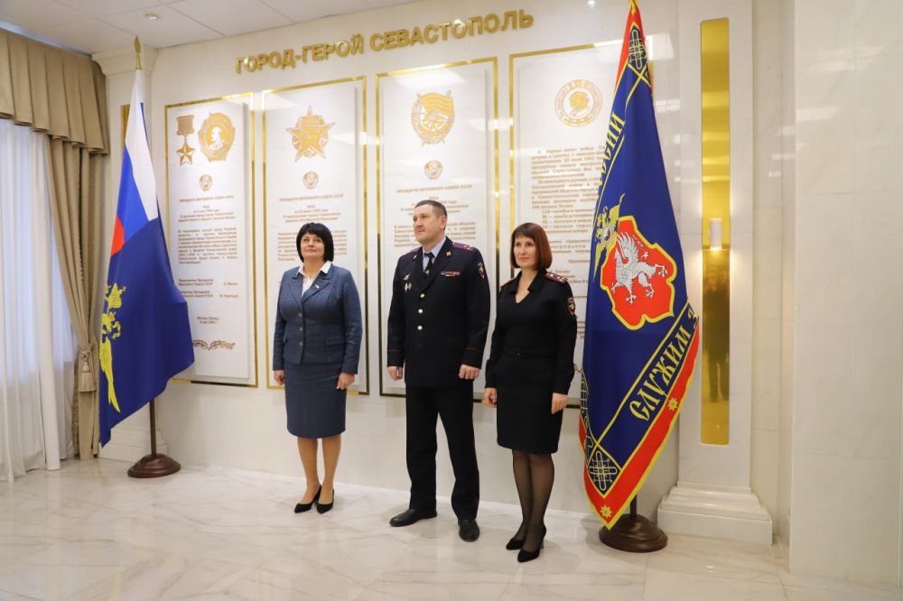 В Управлении МВД России по г. Севастополю депутат Государственной Думы РФ Татьяна Лобач вручила сотрудникам ОВД благодарственные письма В Управлении МВД России по г. Севастополю депутат Государственной Думы РФ Татьяна Лобач вручила сотрудникам ОВД благодарственные письма