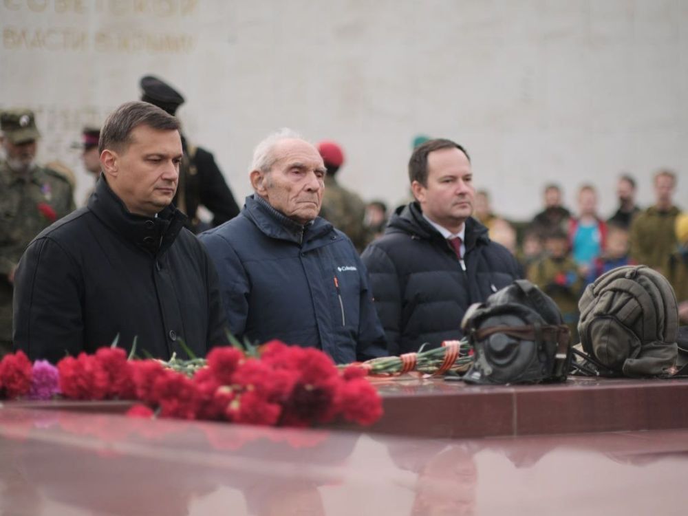 Память живёт. В День Неизвестного Солдата на Холме Славы в Ялте традиционно прошло памятное мероприятие. Отдать дань уважения российским и советским воинам, которые погибли в боях за Родину или пропали без вести, собрались... Память живёт. В День Неизвестного Солдата на Холме Славы в Ялте традиционно прошло памятное мероприятие. Отдать дань уважения российским и советским воинам, которые погибли в боях за Родину или пропали без вести, собрались...