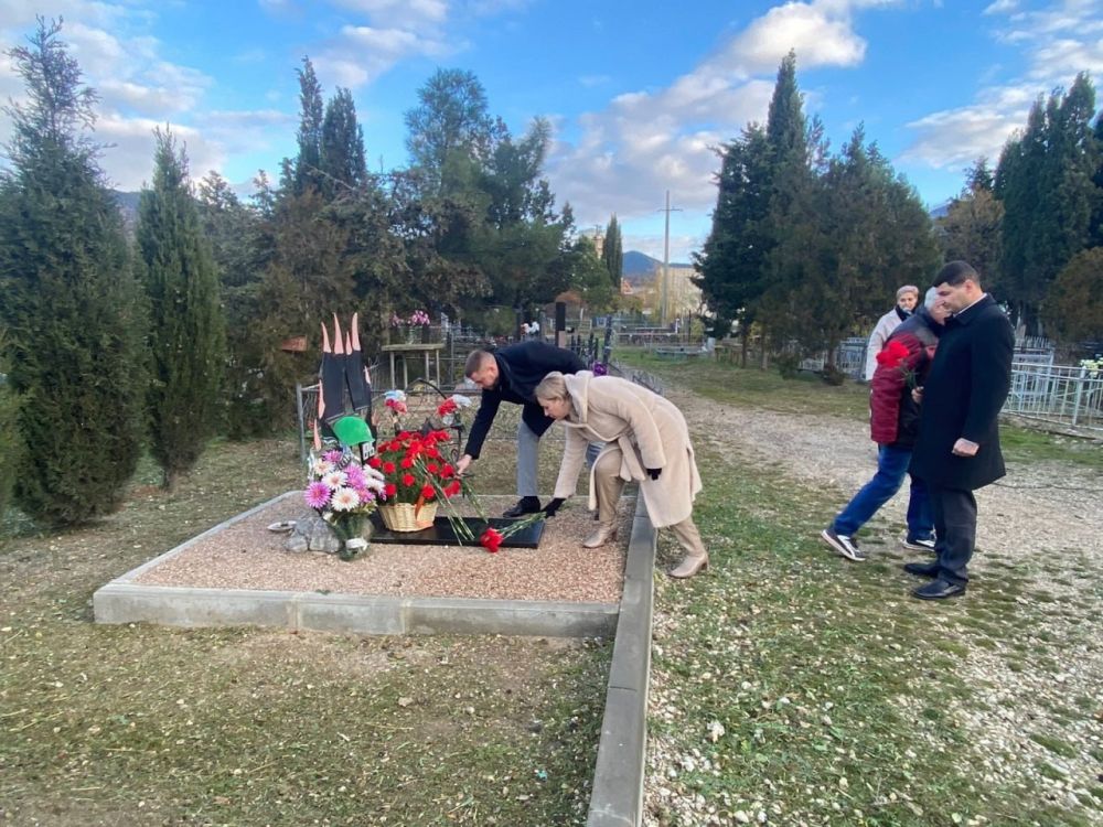 «Имя твое неизвестно, подвиг твой бессмертен» — эти слова высечены на Могиле Неизвестного Солдата в Москве «Имя твое неизвестно, подвиг твой бессмертен» — эти слова высечены на Могиле Неизвестного Солдата в Москве