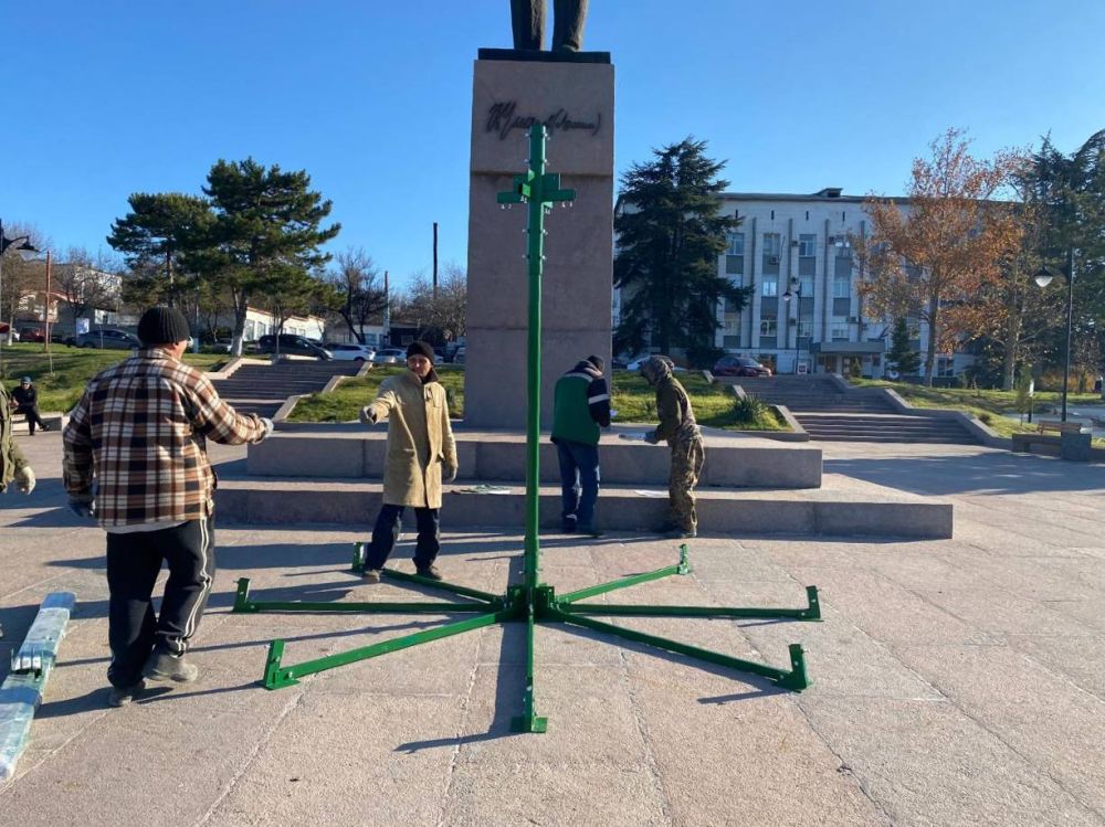 В Бахчисарае устанавливают новую новогоднюю елку В Бахчисарае устанавливают новую новогоднюю елку