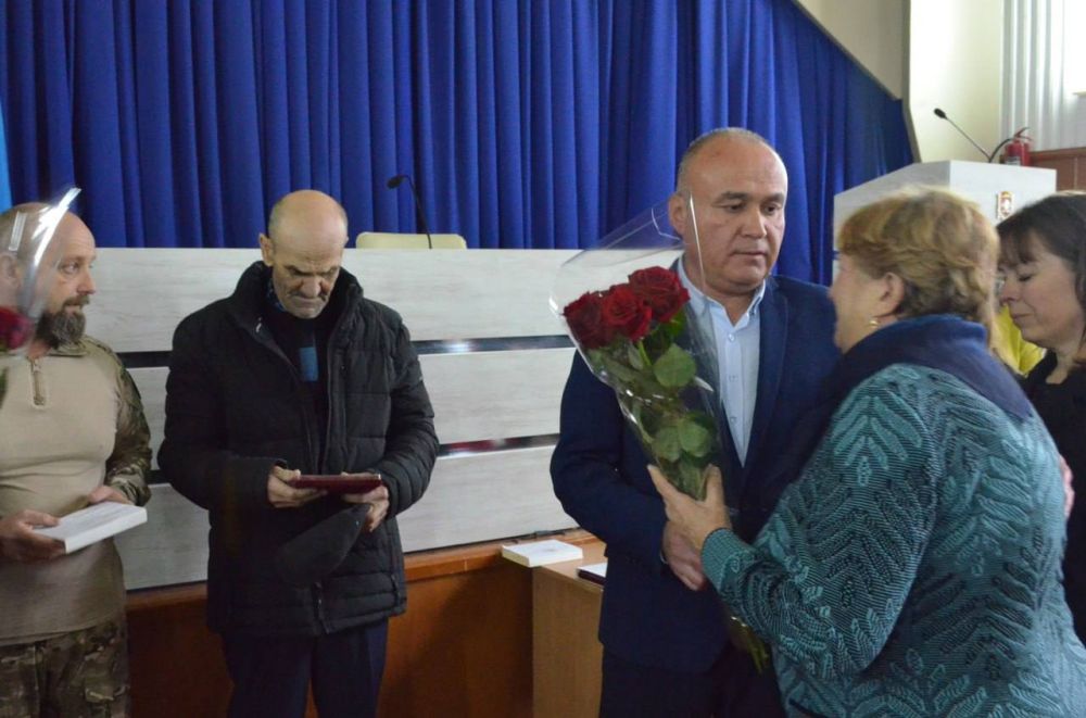 Государственными наградами «Орденом Мужества» посмертно удостоены Андрей Васильевич Тарапузов – рядовой, наводчик оператор второго мотострелокового отделения штурмового взвода штурмовой роты батальона морской пехоты... Государственными наградами «Орденом Мужества» посмертно удостоены Андрей Васильевич Тарапузов – рядовой, наводчик оператор второго мотострелокового отделения штурмового взвода штурмовой роты батальона морской пехоты...