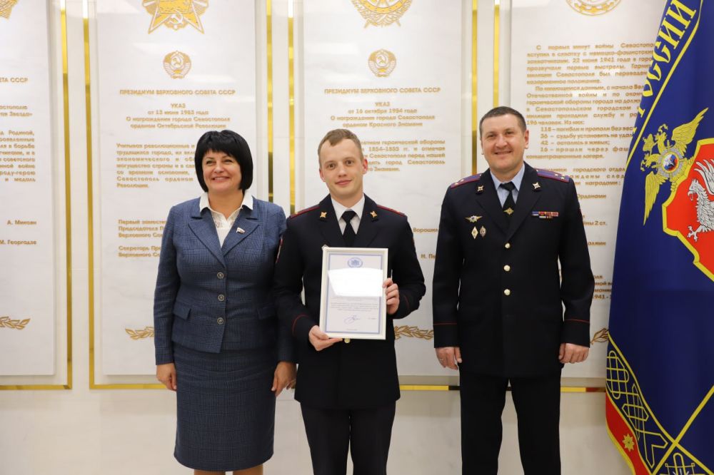 В Управлении МВД России по г. Севастополю депутат Государственной Думы РФ Татьяна Лобач вручила сотрудникам ОВД благодарственные письма В Управлении МВД России по г. Севастополю депутат Государственной Думы РФ Татьяна Лобач вручила сотрудникам ОВД благодарственные письма