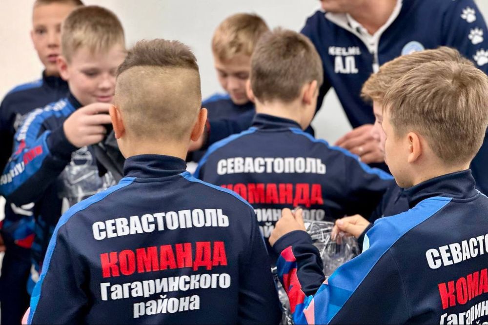 Владимир Немцев: Встретился с юными футболистами и их тренерами, чтобы в рамках декады ко дню рождения партии передать ребятам комплект футбольной формы с логотипом партии «Единая Россия» Владимир Немцев: Встретился с юными футболистами и их тренерами, чтобы в рамках декады ко дню рождения партии передать ребятам комплект футбольной формы с логотипом партии «Единая Россия»