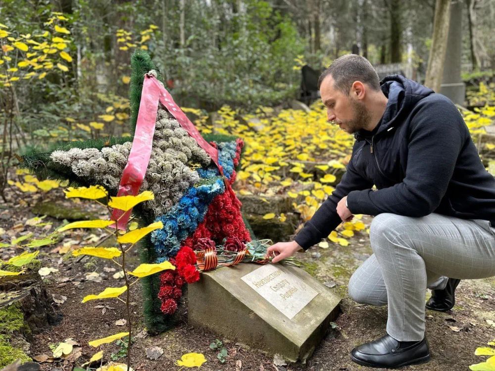 Память живёт. В День Неизвестного Солдата на Холме Славы в Ялте традиционно прошло памятное мероприятие. Отдать дань уважения российским и советским воинам, которые погибли в боях за Родину или пропали без вести, собрались... Память живёт. В День Неизвестного Солдата на Холме Славы в Ялте традиционно прошло памятное мероприятие. Отдать дань уважения российским и советским воинам, которые погибли в боях за Родину или пропали без вести, собрались...