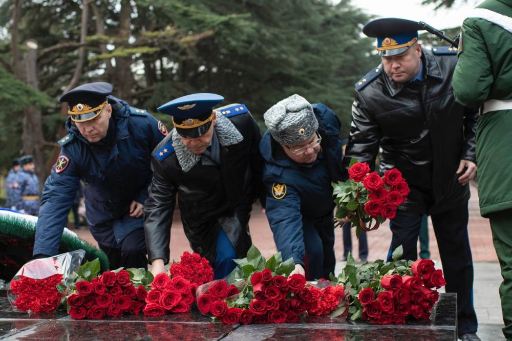 Сегодня, 3 декабря 2024 года, состоялось возложение венка и цветов к мемориалу «Вечный огонь» на Могиле неизвестного солдата в парке имени Ю.А Сегодня, 3 декабря 2024 года, состоялось возложение венка и цветов к мемориалу «Вечный огонь» на Могиле неизвестного солдата в парке имени Ю.А