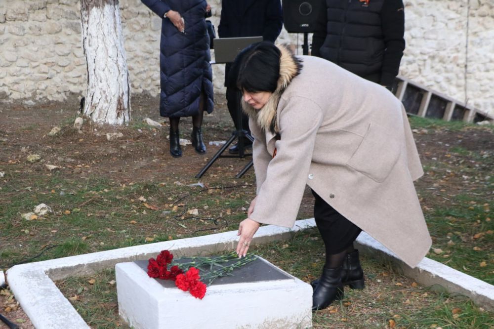 Анжелика Ястребова: Сегодня в Бахчисарае у мемориала «Вечный огонь» почтили память Неизвестного солдата Анжелика Ястребова: Сегодня в Бахчисарае у мемориала «Вечный огонь» почтили память Неизвестного солдата