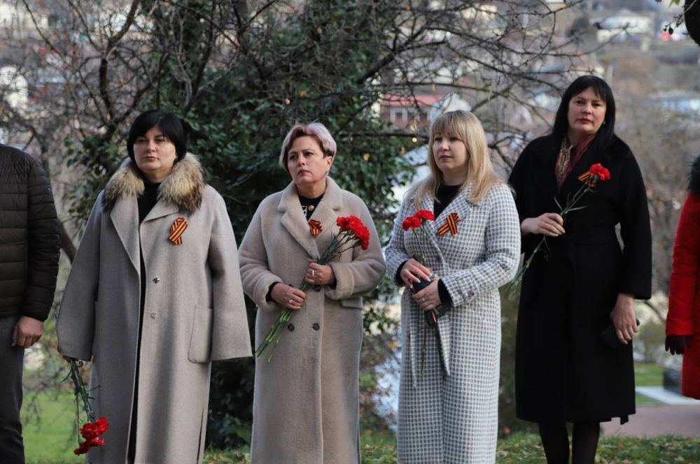 Анжелика Ястребова: Сегодня в Бахчисарае у мемориала «Вечный огонь» почтили память Неизвестного солдата Анжелика Ястребова: Сегодня в Бахчисарае у мемориала «Вечный огонь» почтили память Неизвестного солдата