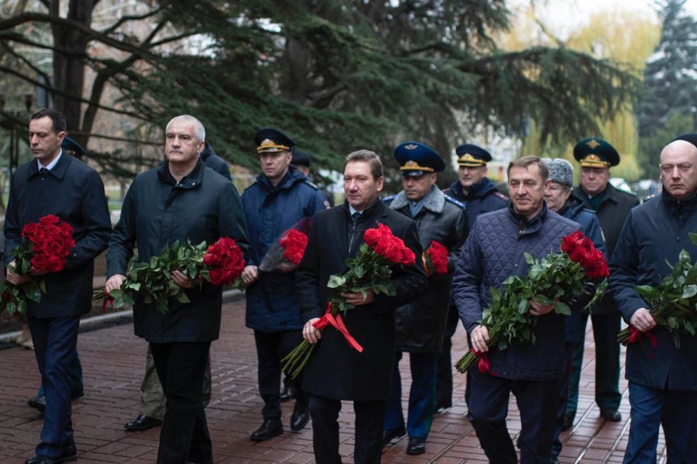 Сегодня, 3 декабря 2024 года, состоялось возложение венка и цветов к мемориалу «Вечный огонь» на Могиле неизвестного солдата в парке имени Ю.А Сегодня, 3 декабря 2024 года, состоялось возложение венка и цветов к мемориалу «Вечный огонь» на Могиле неизвестного солдата в парке имени Ю.А