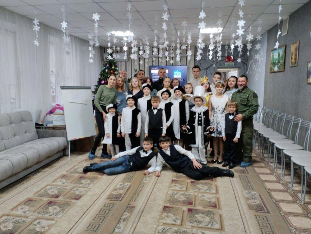 Рука помощи. Работники Крымской железной дороги совместно с Советом ветеранов предприятия продолжают оказывать гуманитарную и адресную помощь не только военным подразделениям СВО, но и жителям новых регионов, оказавшимися в... Рука помощи. Работники Крымской железной дороги совместно с Советом ветеранов предприятия продолжают оказывать гуманитарную и адресную помощь не только военным подразделениям СВО, но и жителям новых регионов, оказавшимися в...