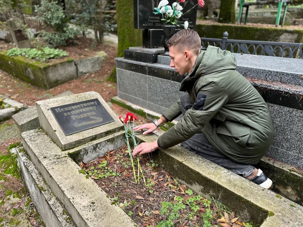 Память живёт. В День Неизвестного Солдата на Холме Славы в Ялте традиционно прошло памятное мероприятие. Отдать дань уважения российским и советским воинам, которые погибли в боях за Родину или пропали без вести, собрались... Память живёт. В День Неизвестного Солдата на Холме Славы в Ялте традиционно прошло памятное мероприятие. Отдать дань уважения российским и советским воинам, которые погибли в боях за Родину или пропали без вести, собрались...