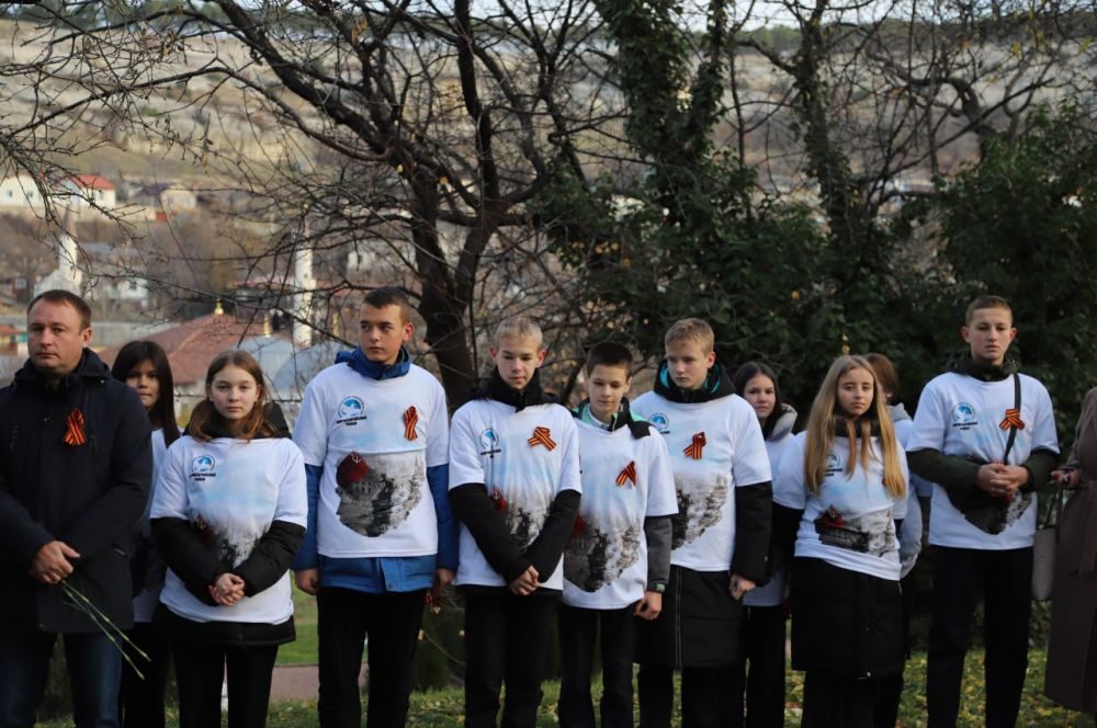 Анжелика Ястребова: Сегодня в Бахчисарае у мемориала «Вечный огонь» почтили память Неизвестного солдата Анжелика Ястребова: Сегодня в Бахчисарае у мемориала «Вечный огонь» почтили память Неизвестного солдата
