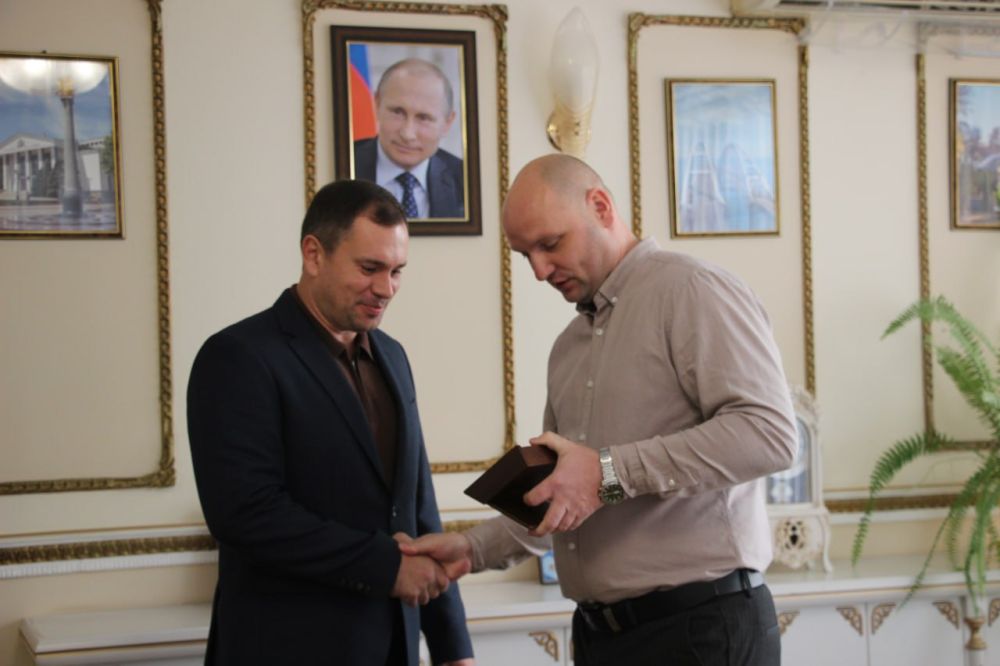 #с_праздником. Сегодня поздравления с профессиональным праздником принимают юристы #с_праздником. Сегодня поздравления с профессиональным праздником принимают юристы