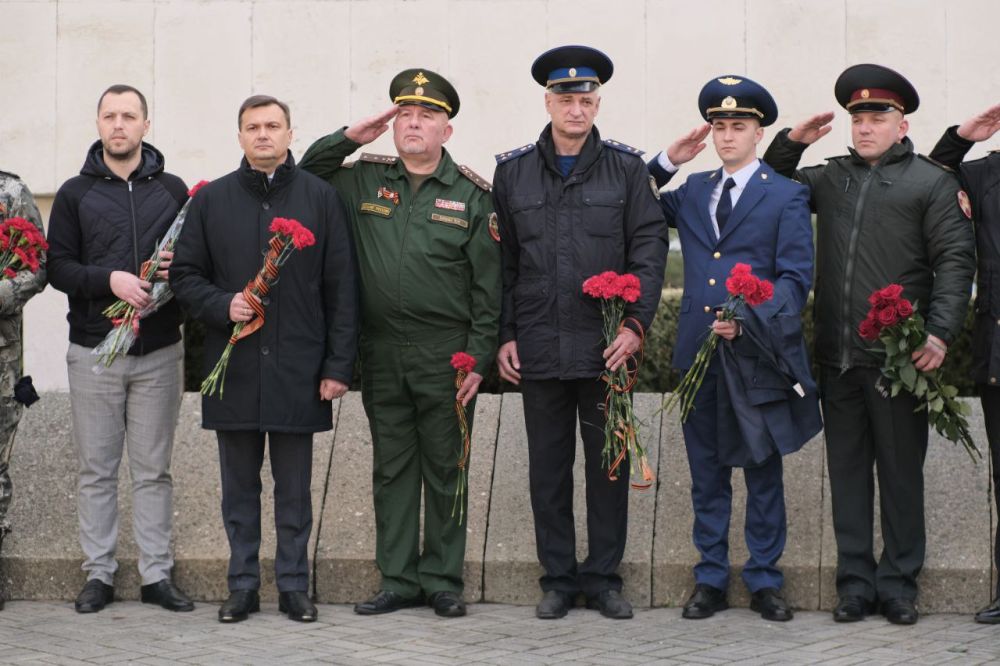 Константин Шимановский: В День Неизвестного Солдата возложили цветы к Вечному огню, мемориалам Героев Советского Союза и Героев Специальной военной операции Константин Шимановский: В День Неизвестного Солдата возложили цветы к Вечному огню, мемориалам Героев Советского Союза и Героев Специальной военной операции