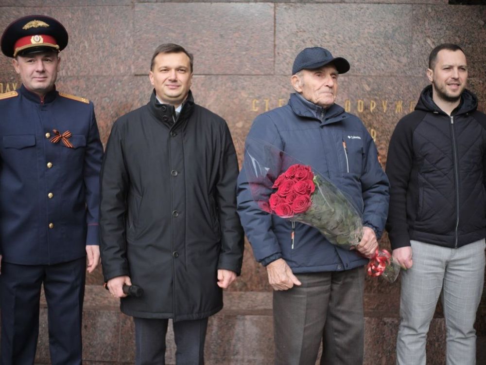 Память живёт. В День Неизвестного Солдата на Холме Славы в Ялте традиционно прошло памятное мероприятие. Отдать дань уважения российским и советским воинам, которые погибли в боях за Родину или пропали без вести, собрались... Память живёт. В День Неизвестного Солдата на Холме Славы в Ялте традиционно прошло памятное мероприятие. Отдать дань уважения российским и советским воинам, которые погибли в боях за Родину или пропали без вести, собрались...