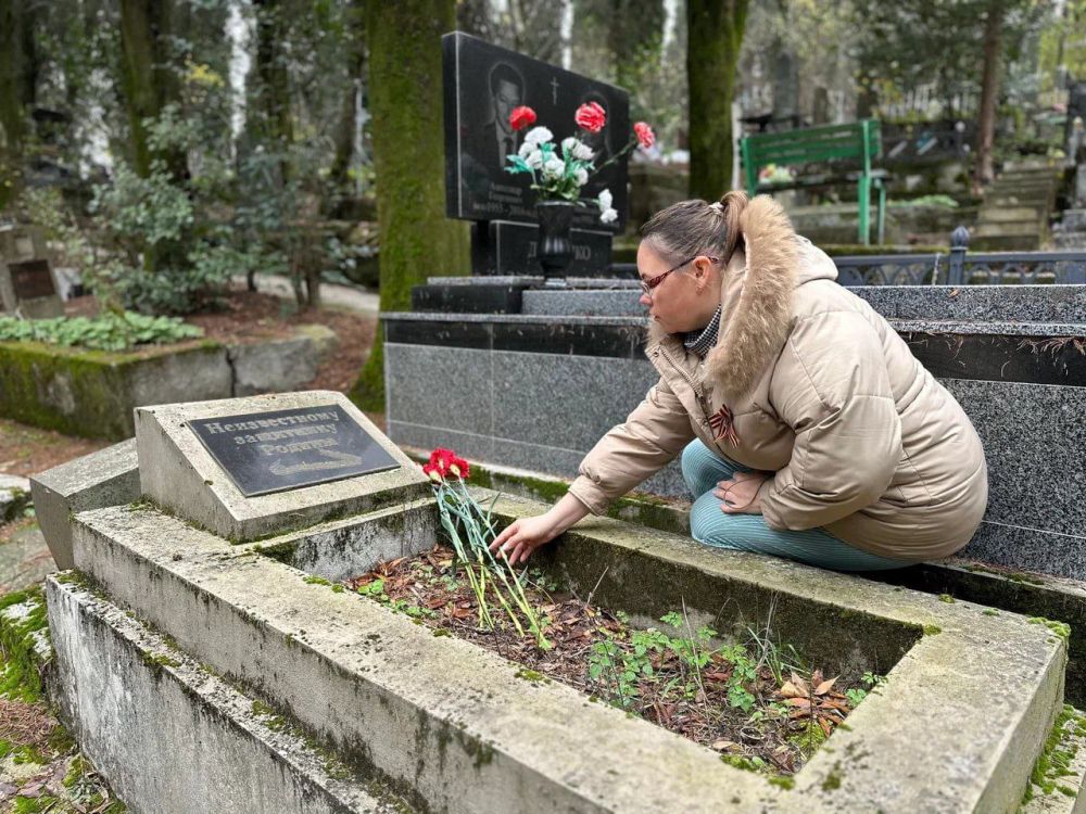 Память живёт. В День Неизвестного Солдата на Холме Славы в Ялте традиционно прошло памятное мероприятие. Отдать дань уважения российским и советским воинам, которые погибли в боях за Родину или пропали без вести, собрались... Память живёт. В День Неизвестного Солдата на Холме Славы в Ялте традиционно прошло памятное мероприятие. Отдать дань уважения российским и советским воинам, которые погибли в боях за Родину или пропали без вести, собрались...