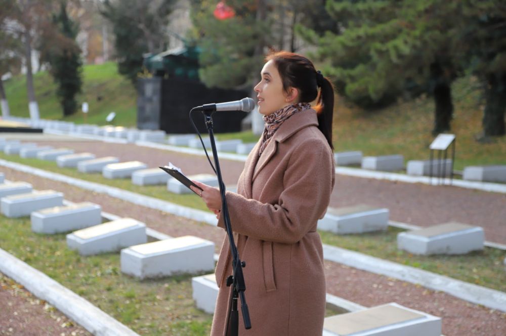 Анжелика Ястребова: Сегодня в Бахчисарае у мемориала «Вечный огонь» почтили память Неизвестного солдата Анжелика Ястребова: Сегодня в Бахчисарае у мемориала «Вечный огонь» почтили память Неизвестного солдата