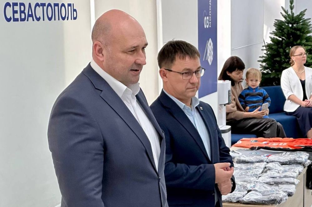 Владимир Немцев: Встретился с юными футболистами и их тренерами, чтобы в рамках декады ко дню рождения партии передать ребятам комплект футбольной формы с логотипом партии «Единая Россия» Владимир Немцев: Встретился с юными футболистами и их тренерами, чтобы в рамках декады ко дню рождения партии передать ребятам комплект футбольной формы с логотипом партии «Единая Россия»