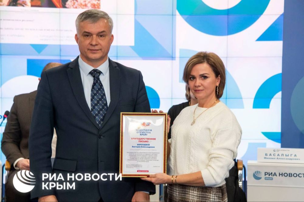 Награждение волонтеров состоялось в пресс-центре РИА Новости Крым Награждение волонтеров состоялось в пресс-центре РИА Новости Крым
