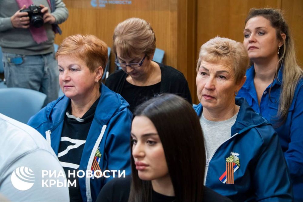 Награждение волонтеров состоялось в пресс-центре РИА Новости Крым Награждение волонтеров состоялось в пресс-центре РИА Новости Крым