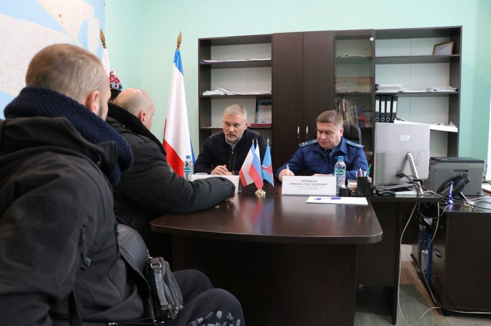 Работники прокуратуры города Феодосии совместно с представителями органа местного самоуправления, Крымской региональной общественной организации «Ассоциация инвалидов» традиционно проводят тематические приемы граждан Работники прокуратуры города Феодосии совместно с представителями органа местного самоуправления, Крымской региональной общественной организации «Ассоциация инвалидов» традиционно проводят тематические приемы граждан