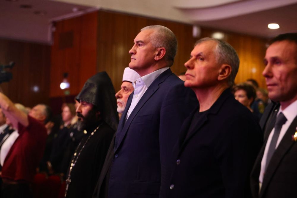 Алексей Зинченко: Юные Герои Крыма!. В преддверии Дня Героев Отчества мы запустили проект «Юный Герой» и отметили будущих защитников Отечества. В музыкальном театре Глава Республики Крым Сергей Аксёнов наградил юных крымчан... Алексей Зинченко: Юные Герои Крыма!. В преддверии Дня Героев Отчества мы запустили проект «Юный Герой» и отметили будущих защитников Отечества. В музыкальном театре Глава Республики Крым Сергей Аксёнов наградил юных крымчан...
