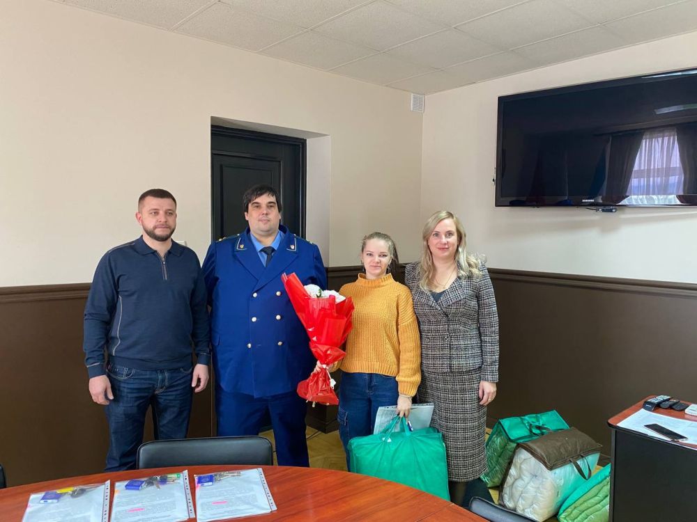 Руководители города вручили ключи от квартир детям сиротам и детям, оставшимся без попечения родителей Руководители города вручили ключи от квартир детям сиротам и детям, оставшимся без попечения родителей