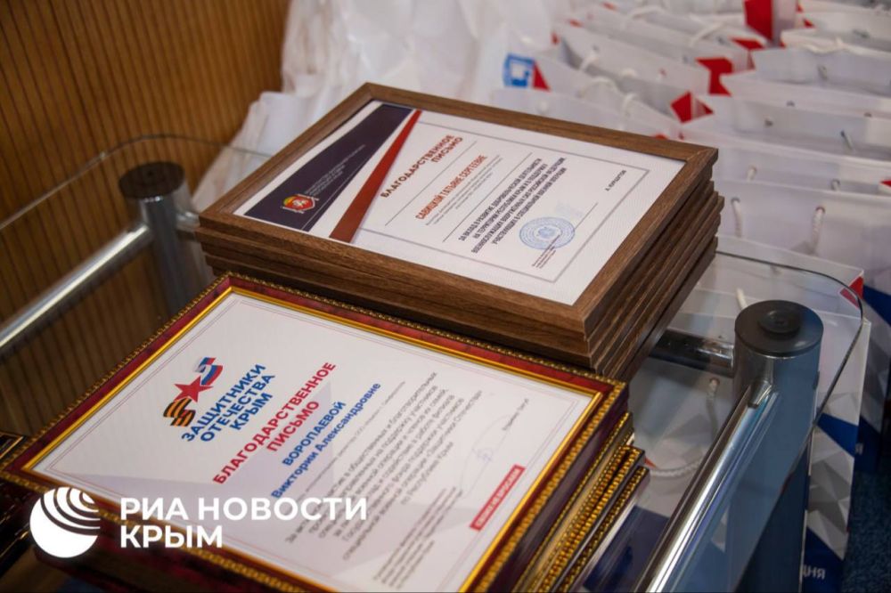 Награждение волонтеров состоялось в пресс-центре РИА Новости Крым Награждение волонтеров состоялось в пресс-центре РИА Новости Крым