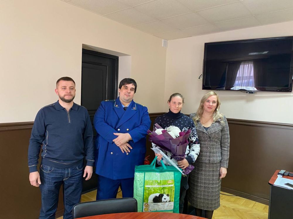 Руководители города вручили ключи от квартир детям сиротам и детям, оставшимся без попечения родителей Руководители города вручили ключи от квартир детям сиротам и детям, оставшимся без попечения родителей