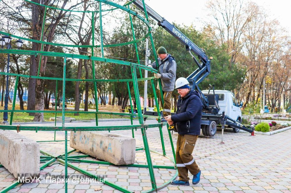 Детский парк в Симферополе традиционно начали украшать к Новому году Детский парк в Симферополе традиционно начали украшать к Новому году