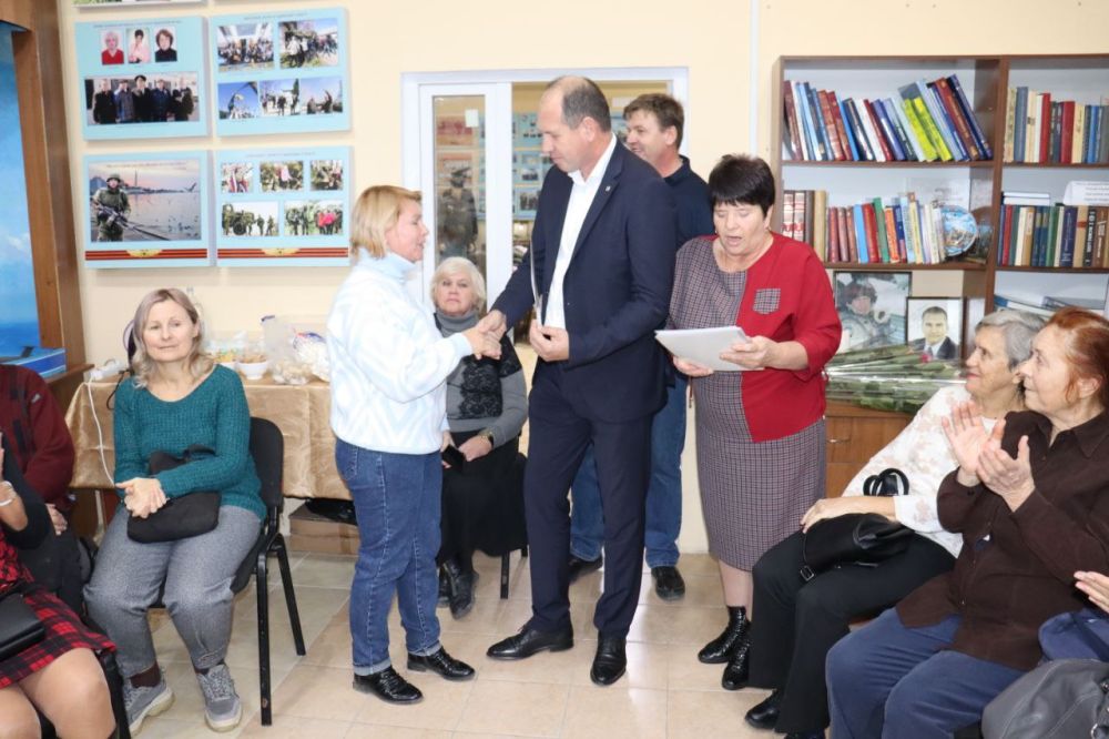 Владислав Хаджиев: В культурном центре пгт. Новофёдоровка с заместителем председателя Сакского районного совета Надеждой Блохиной, главой администрации Новофёдоровского сельского поселения Александром Рукавицыным поздравили... Владислав Хаджиев: В культурном центре пгт. Новофёдоровка с заместителем председателя Сакского районного совета Надеждой Блохиной, главой администрации Новофёдоровского сельского поселения Александром Рукавицыным поздравили...