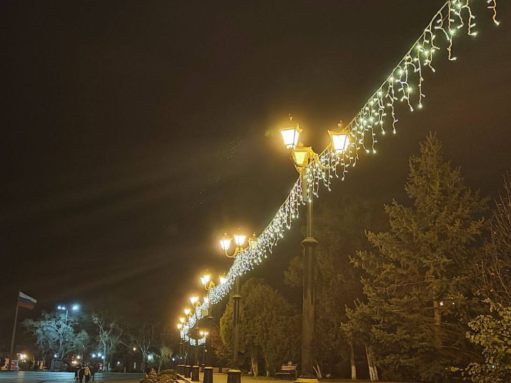 #городские_новости. В Керчи завершили тестирование новогодней иллюминации, с сегодняшнего дня ее включили на постоянно основе #городские_новости. В Керчи завершили тестирование новогодней иллюминации, с сегодняшнего дня ее включили на постоянно основе