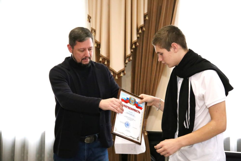 В Бахчисарайской администрации чествовали волонтеров В Бахчисарайской администрации чествовали волонтеров