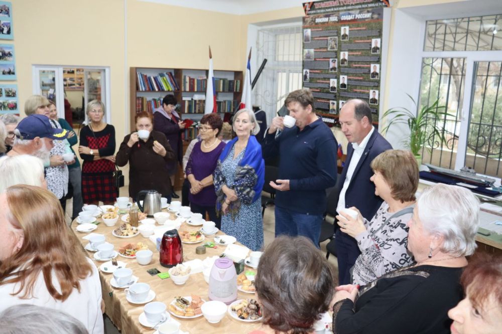 Владислав Хаджиев: В культурном центре пгт. Новофёдоровка с заместителем председателя Сакского районного совета Надеждой Блохиной, главой администрации Новофёдоровского сельского поселения Александром Рукавицыным поздравили... Владислав Хаджиев: В культурном центре пгт. Новофёдоровка с заместителем председателя Сакского районного совета Надеждой Блохиной, главой администрации Новофёдоровского сельского поселения Александром Рукавицыным поздравили...