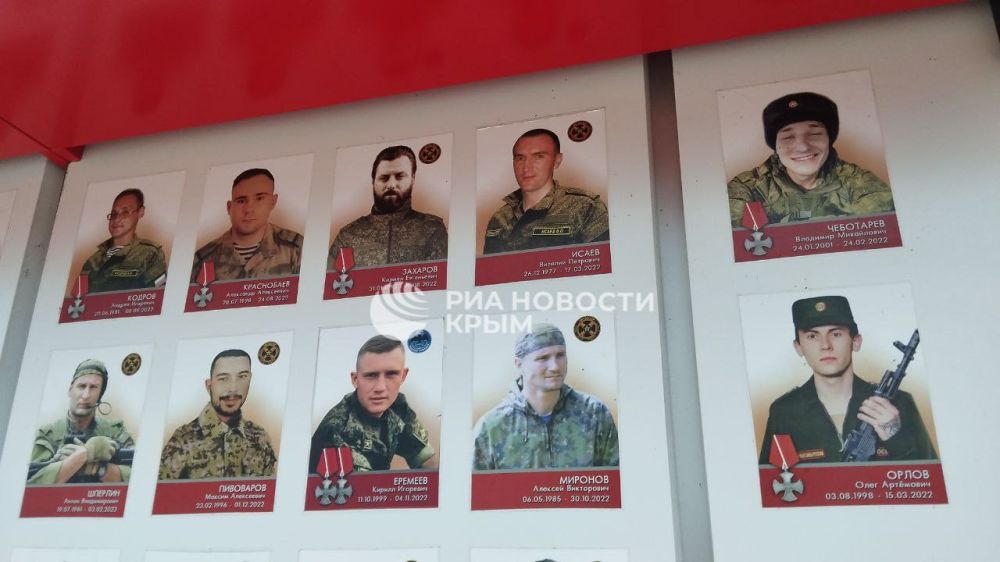 62 портрета героев СВО дополнили памятный стенд в сквере Афганцев в Керчи 62 портрета героев СВО дополнили памятный стенд в сквере Афганцев в Керчи
