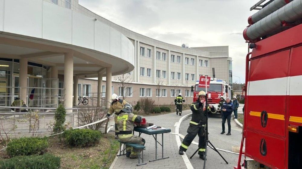 В Белогорском психоневрологическом интернате, построенном в 2021 году в рамках реализации национального проекта «Демография», проведены пожарно-тактические учения с задействованием сил и средств первого пожарно-спасательного... В Белогорском психоневрологическом интернате, построенном в 2021 году в рамках реализации национального проекта «Демография», проведены пожарно-тактические учения с задействованием сил и средств первого пожарно-спасательного...