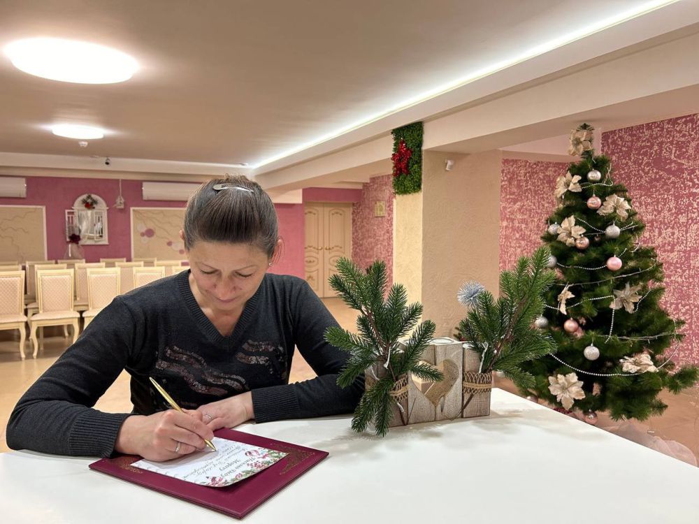 4 декабря в Симферопольском районном отделе ЗАГС было 56 посетителей, 20 из которых написали письма Деду Морозу 4 декабря в Симферопольском районном отделе ЗАГС было 56 посетителей, 20 из которых написали письма Деду Морозу