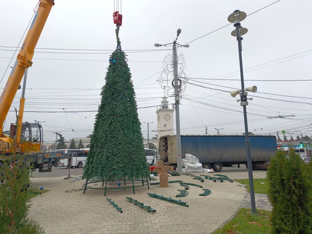 В Симферополе напротив железнодорожного вокзала устанавливают новогоднюю елку В Симферополе напротив железнодорожного вокзала устанавливают новогоднюю елку