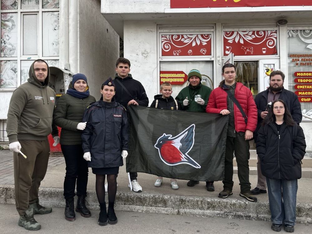 Севастопольские полицейские вместе с молодежными общественными организациями ликвидировали рекламу наркотиков в рамках акции «Закрась опасность!» Севастопольские полицейские вместе с молодежными общественными организациями ликвидировали рекламу наркотиков в рамках акции «Закрась опасность!»