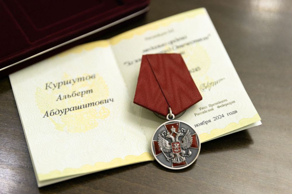 Алексей Ерёменко: От всей души поздравляю министра внутренней политики, информации и связи Республики Крым Альберта Абдурашитовича Куршутова с высокой государственной наградой - медалью ордена «За заслуги перед... Алексей Ерёменко: От всей души поздравляю министра внутренней политики, информации и связи Республики Крым Альберта Абдурашитовича Куршутова с высокой государственной наградой - медалью ордена «За заслуги перед...