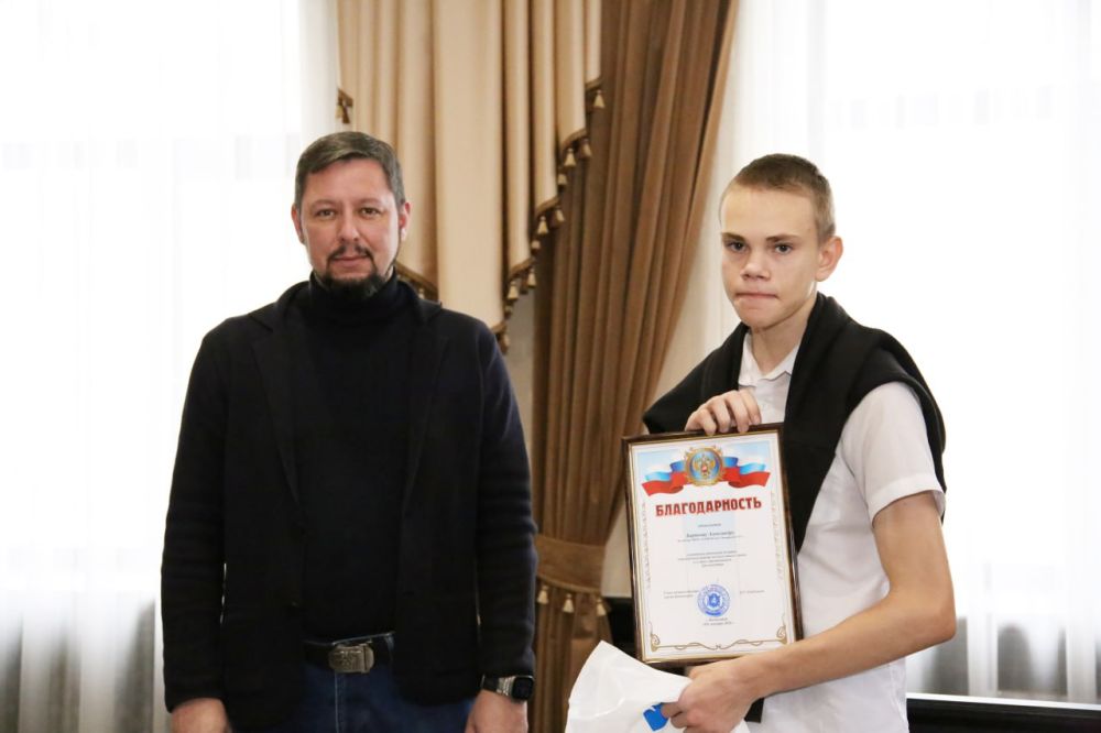 В Бахчисарайской администрации чествовали волонтеров В Бахчисарайской администрации чествовали волонтеров