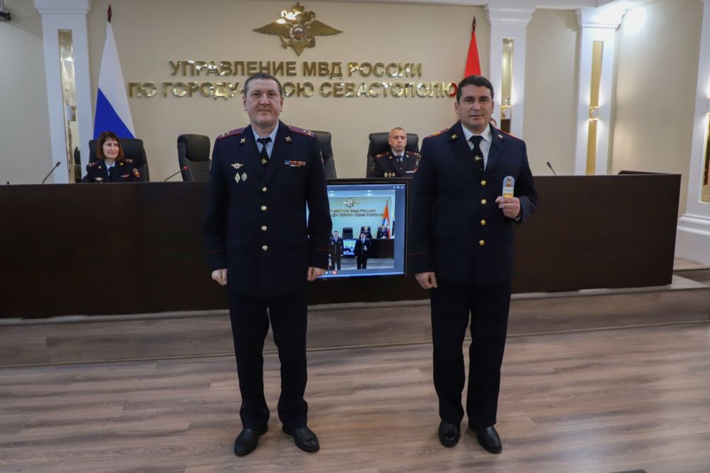 Врио начальника УМВД России по г. Севастополю полковник внутренней службы Руслан Камалетдинов вручил новые погоны сотрудникам ОВД, а также поздравил Управление наркоконтроля с профессиональным праздником Врио начальника УМВД России по г. Севастополю полковник внутренней службы Руслан Камалетдинов вручил новые погоны сотрудникам ОВД, а также поздравил Управление наркоконтроля с профессиональным праздником
