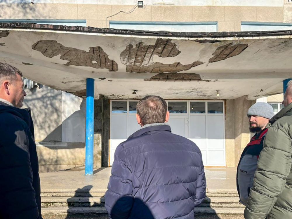 Юрий Гоцанюк: В селе Новониколаевка рассмотрим возможность замены аварийного козырька над крыльцом при входе в ДК, а также заменим прогнившие деревянные двери запасного выхода со сцены Юрий Гоцанюк: В селе Новониколаевка рассмотрим возможность замены аварийного козырька над крыльцом при входе в ДК, а также заменим прогнившие деревянные двери запасного выхода со сцены