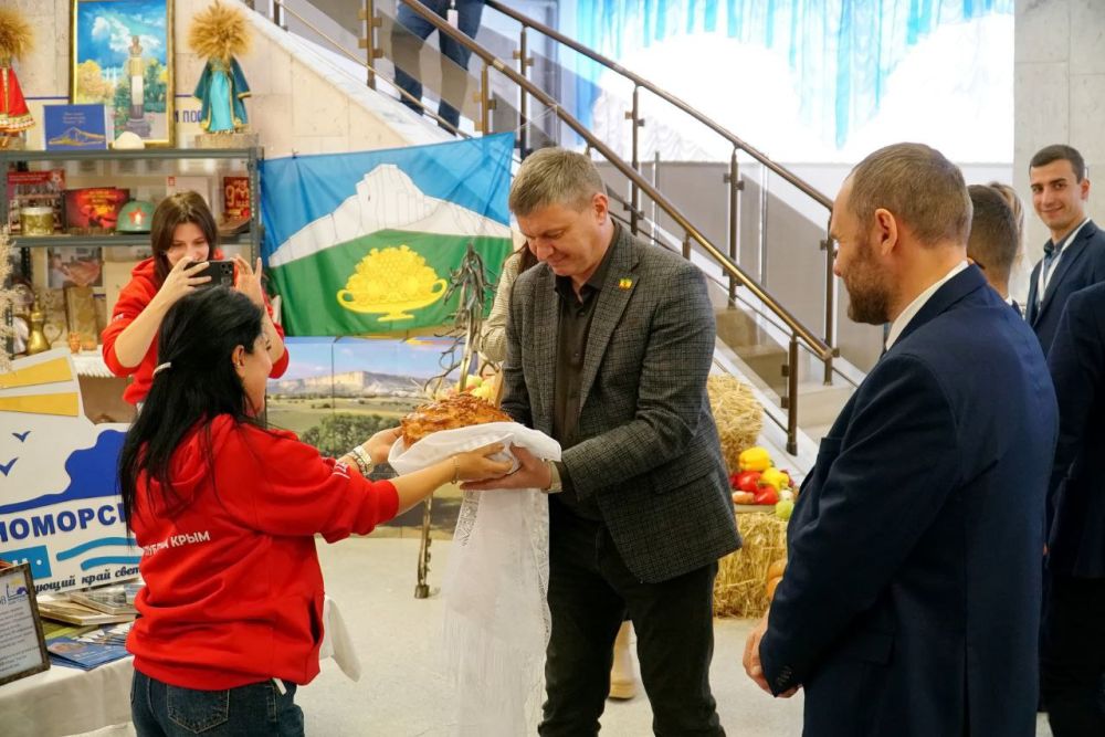 Александр Юрьев: В Евпатории открылся Всекрымский форум сельской молодёжи «Серп и молодость», который уже второй год подряд проходит в санатории «Орен-Крым» Александр Юрьев: В Евпатории открылся Всекрымский форум сельской молодёжи «Серп и молодость», который уже второй год подряд проходит в санатории «Орен-Крым»