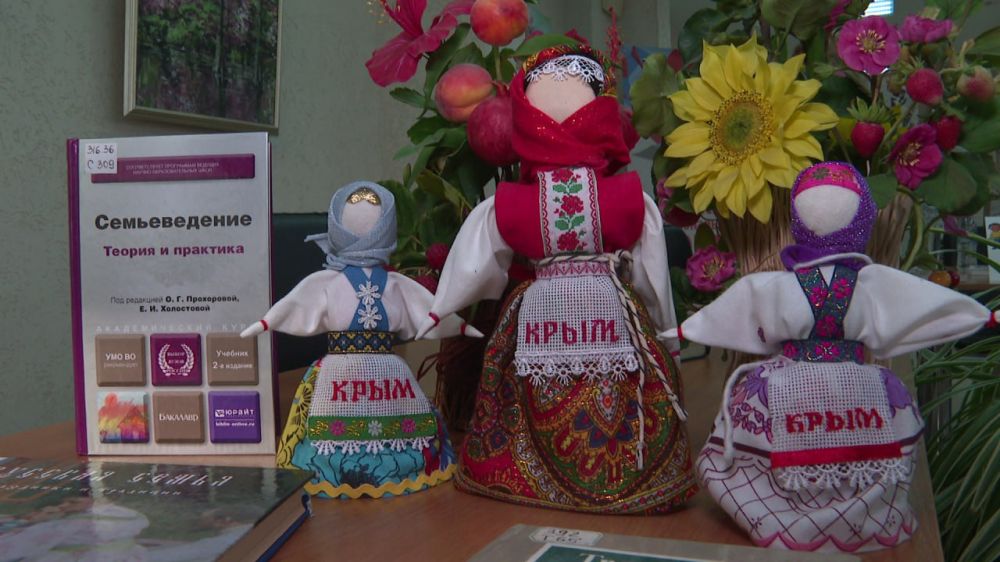 Привет из Симферополя!. Шестой международный телемост под лозунгом «Семья – это мы» прошёл в Республиканской библиотеке имени Франко в Симферополе. Традиционно участниками стали 18 симферопольская школа имени Ивана Богатыря... Привет из Симферополя!. Шестой международный телемост под лозунгом «Семья – это мы» прошёл в Республиканской библиотеке имени Франко в Симферополе. Традиционно участниками стали 18 симферопольская школа имени Ивана Богатыря...