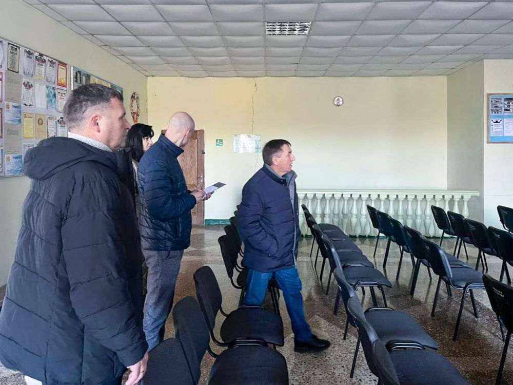 Юрий Гоцанюк: В селе Новониколаевка рассмотрим возможность замены аварийного козырька над крыльцом при входе в ДК, а также заменим прогнившие деревянные двери запасного выхода со сцены Юрий Гоцанюк: В селе Новониколаевка рассмотрим возможность замены аварийного козырька над крыльцом при входе в ДК, а также заменим прогнившие деревянные двери запасного выхода со сцены