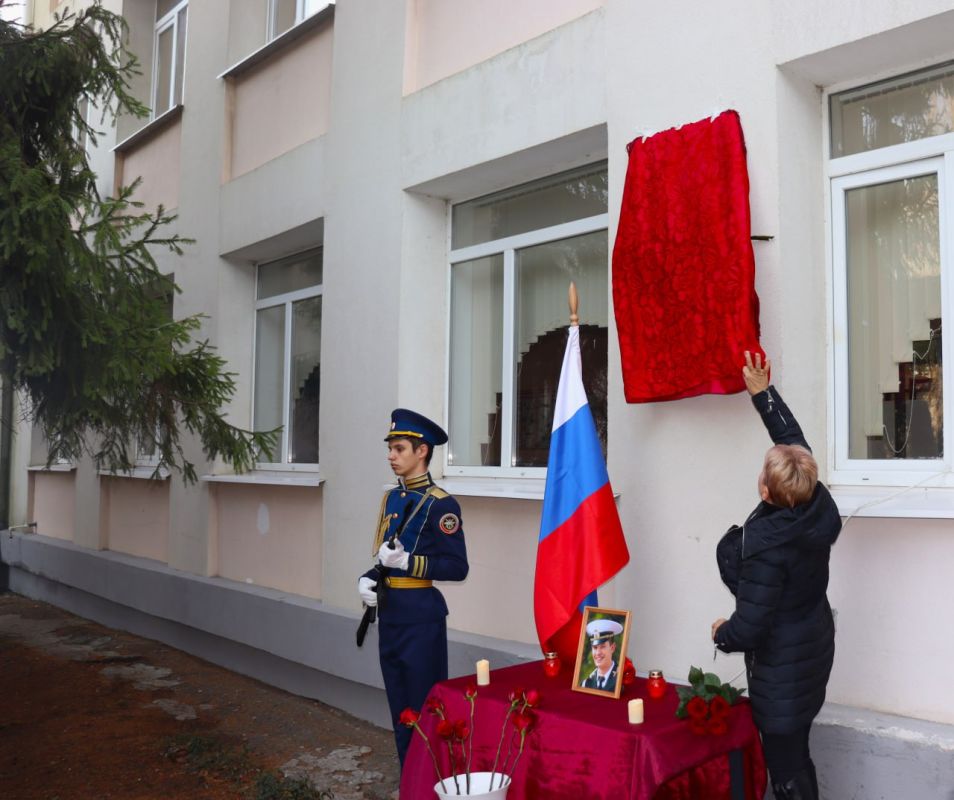 В преддверии Дня Героев Отечества в МБОУ «Мирновская школа №1» состоялось открытие мемориальной доски выпускнику школы, герою, погибшему на СВО – Волошко Ивану Николаевичу В преддверии Дня Героев Отечества в МБОУ «Мирновская школа №1» состоялось открытие мемориальной доски выпускнику школы, герою, погибшему на СВО – Волошко Ивану Николаевичу