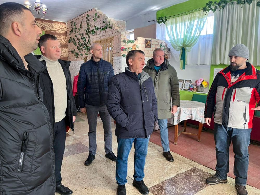 Юрий Гоцанюк: В селе Новониколаевка рассмотрим возможность замены аварийного козырька над крыльцом при входе в ДК, а также заменим прогнившие деревянные двери запасного выхода со сцены Юрий Гоцанюк: В селе Новониколаевка рассмотрим возможность замены аварийного козырька над крыльцом при входе в ДК, а также заменим прогнившие деревянные двери запасного выхода со сцены