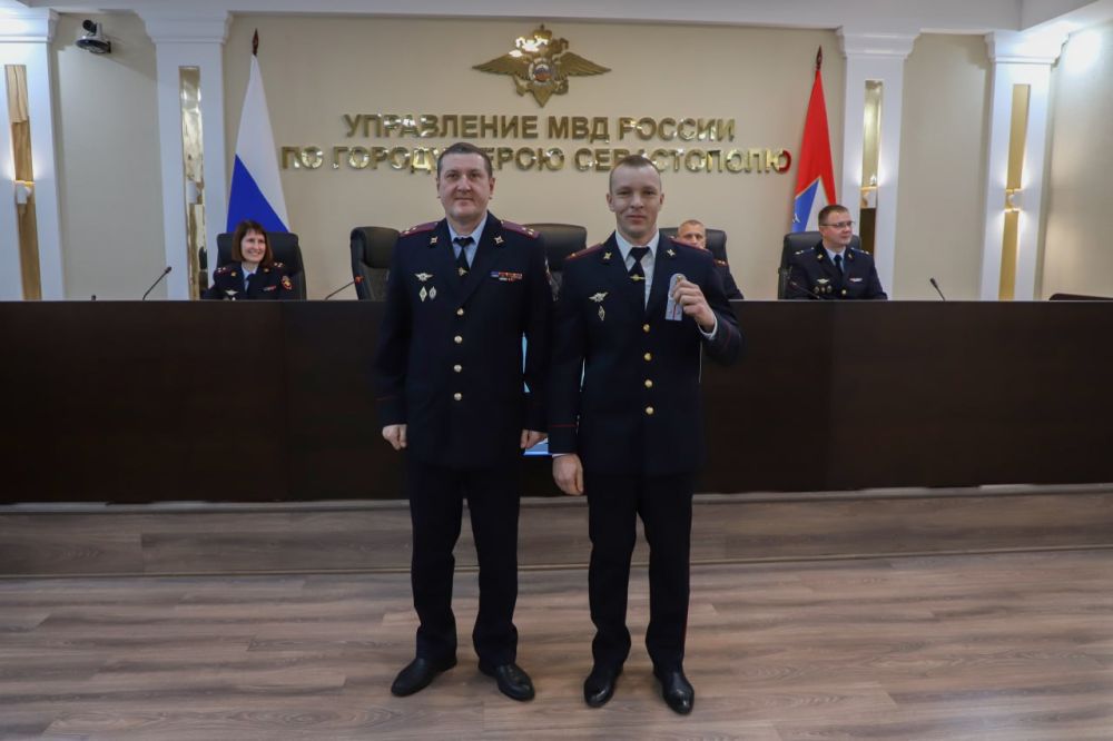 Врио начальника УМВД России по г. Севастополю полковник внутренней службы Руслан Камалетдинов вручил новые погоны сотрудникам ОВД, а также поздравил Управление наркоконтроля с профессиональным праздником Врио начальника УМВД России по г. Севастополю полковник внутренней службы Руслан Камалетдинов вручил новые погоны сотрудникам ОВД, а также поздравил Управление наркоконтроля с профессиональным праздником